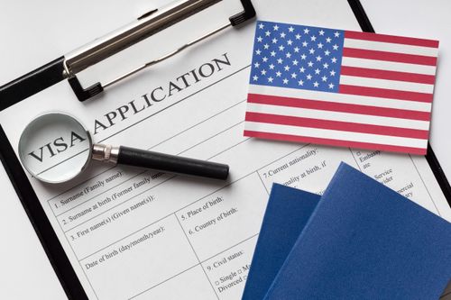 Ứng viên sẽ bị rà soát mạng xã hội khi nộp hồ sơ xin visa du học Mỹ. Ảnh: Freepik.