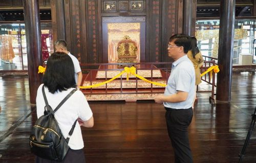 Bảo vật quốc gia Ngai hoàng đế Duy Tân trưng bày tại Bảo tàng Cổ vật Cung đình Huế gần như không có phương án bảo vệ đặc biệt. Ảnh: THÙY TRANG