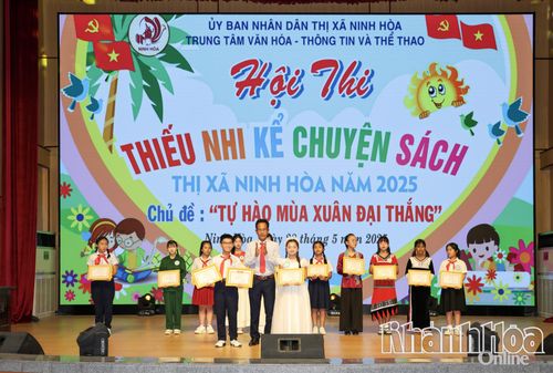 Ban tổ chức trao giải cho các đội thi.