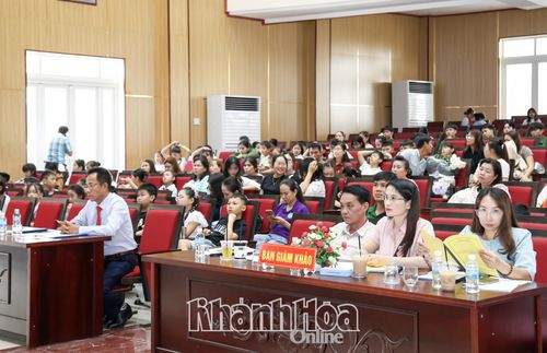 Hội thi thu hút đông đảo người xem, cổ vũ.