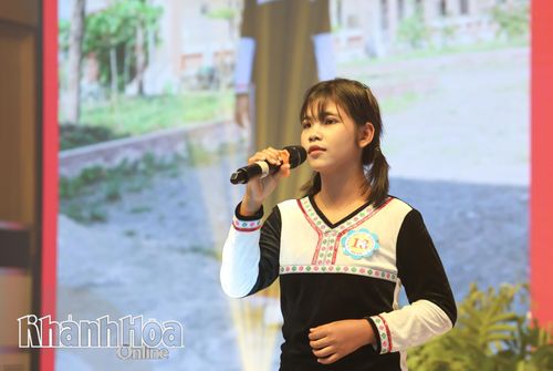 Một em nhỏ tự tin thể hiện bài thi nhiều cảm xúc của mình.