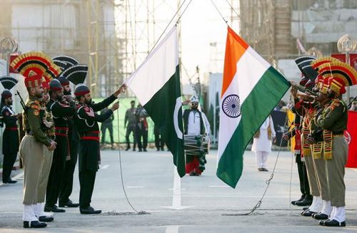 Lực lượng an ninh Ấn Độ và Pakistan gác tại cửa khẩu biên giới Attari - Wagha. Ảnh: ANI