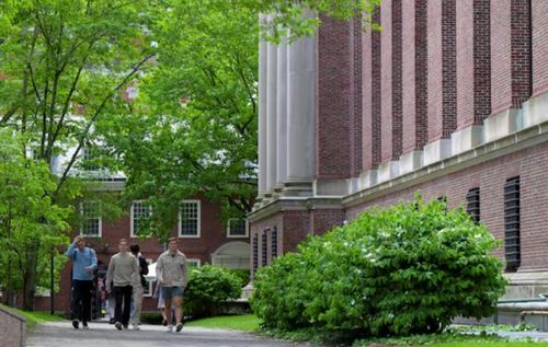 Khuôn viên trường Đại học Harvard ở Cambridge, Massachusetts, Mỹ. (Ảnh: Reuters)