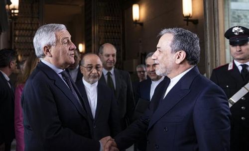 Bộ trưởng Ngoại giao Iran Abbas Araghchi (bên phải) tới Rome để đàm phán với phái đoàn Mỹ.