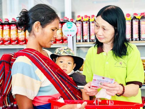 “Phiên chợ từ tâm” do Hội Từ thiện chùa Long Phước (TP. Hồ Chí Minh) tổ chức tại Bệnh viện Nhi tỉnh Gia Lai góp phần chia sẻ, chung tay giúp bệnh nhân nghèo. Ảnh: N.N
