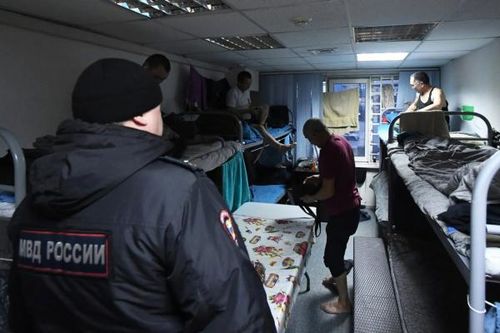 An ninh Nga kiểm tra giấy tờ người nhập cư ở thành phố Krasnoyarsk.