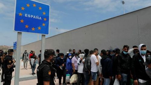 Người nhập cư xếp hàng ở thành phố Ceuta, Tây Ban Nha.