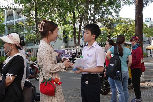 Nhiều thí sinh được bố mẹ đưa đi từ sớm, dặn dò kỹ lưỡng. Ảnh: THU HÀ