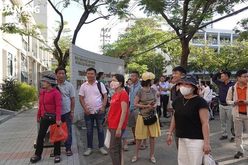 Rất đông phụ huynh đợi con thi tại bên ngoài điểm thi. Ảnh: THU HÀ.