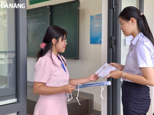 Các thí sinh làm thủ tục vào phòng thi. Ảnh: THU HÀ.