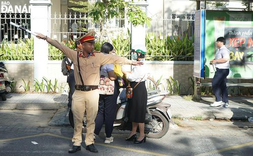Các lực lượng an ninh, trật tự bảo đảm an toàn cho thí sinh và kỳ thi. Ảnh: THU HÀ.