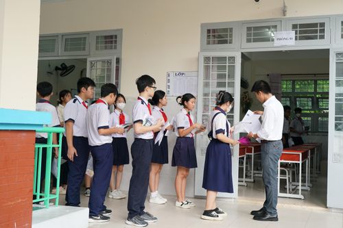 Thí sinh vào phòng thi tại điểm thi Trường THCS Lê Văn Hưu, huyện Nhà Bè
