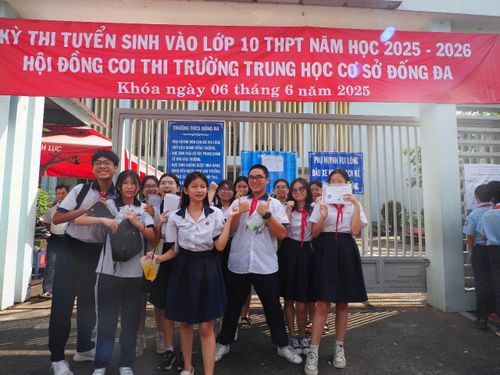 Nhóm học sinh lớp 9 Trường THCS Đống Đa tự tin trước giờ vào làm thủ tục dự thi