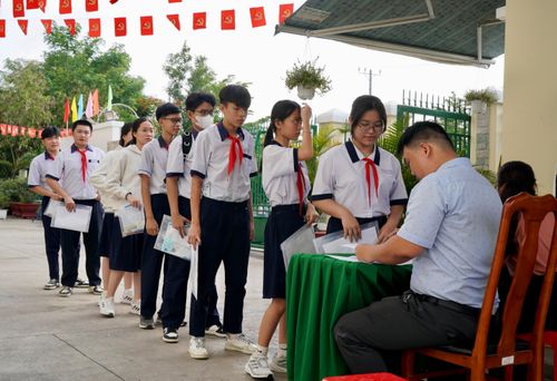 Thí sinh xếp hàng điểm danh tại điểm thi Trường THCS Nguyễn Thị Hương, huyện Nhà Bè