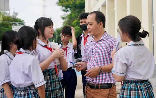Thầy Dương Đức Phi, GV Tiếng Anh, hướng dẫn các em học sinh tại điểm thi Trường THCS Nguyễn Thị Hương, huyện Nhà Bè