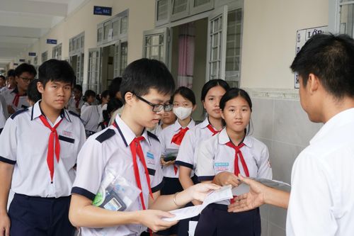 Thí sinh làm thủ tục dự thi tại điểm thi Trường THCS Lê Văn Hưu, huyện Nhà Bè