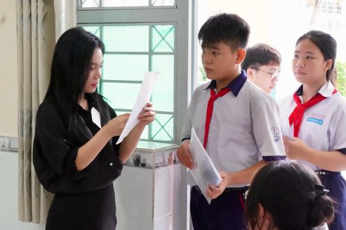Thí sinh làm thủ tục dự thi tại điểm thi Trường THCS Lê Văn Hưu, huyện Nhà Bè