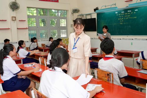 Cán bộ coi thi phổ biến quy chế thi tại điểm thi Trường THCS Lê Văn Hưu, huyện Nhà Bè