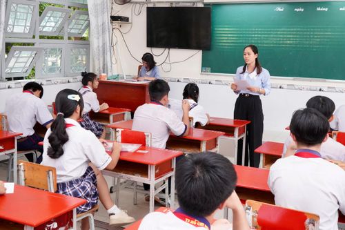 Cán bộ coi thi phổ biến quy chế thi tại điểm thi Trường THCS Lê Văn Hưu, huyện Nhà Bè