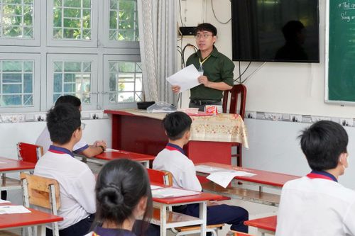 Cán bộ coi thi phổ biến quy chế thi tại điểm thi Trường THCS Lê Văn Hưu, huyện Nhà Bè