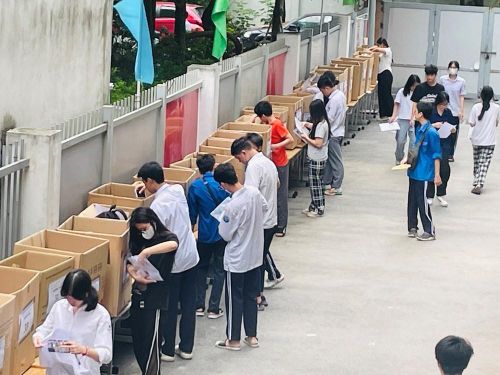 Thí sinh gửi đồ trước khi vào phòng thi
