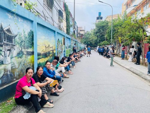 Phụ huynh chờ con trước cổng trường