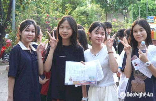 Hoàn thành kỳ thi vào trường chuyên, nhiều thí sinh vui mừng vì đã đi hết chặng đường của Kỳ thi tuyển sinh vào lớp 10. Ảnh: Mỹ Hà