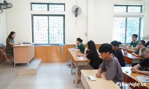 Thí sinh tham dự Kỳ thi vào Trường THPT chuyên Phan Bội Châu. Ảnh: Mỹ Hà