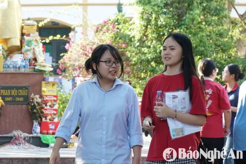 Thí sinh trao đổi bài sau khi hoàn thành Kỳ thi vào Trường THPT chuyên Phan Bội Châu. Ảnh: Mỹ Hà