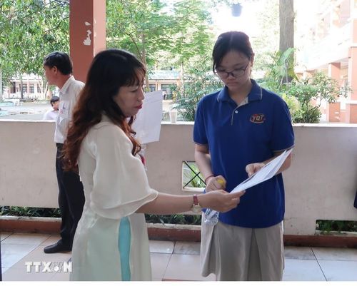 Thí sinh trước giờ thi tại điểm thi Trường Trung học Phổ thông Nguyễn Hữu Huân. (Ảnh: Thu Hoài/TTXVN)