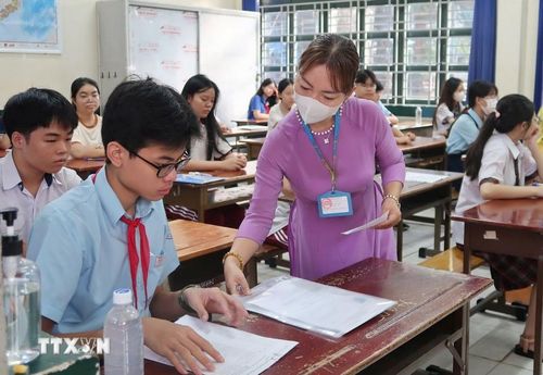 Thí sinh trước giờ thi tại điểm thi Trường Trung học Phổ thông Nguyễn Hữu Huân. (Ảnh: Thu Hoài/TTXVN)