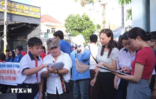 Thí sinh trước giờ thi tại điểm thi Trường Trung học cơ sở Đống Đa. (Ảnh: Thu Hoài/TTXVN)
