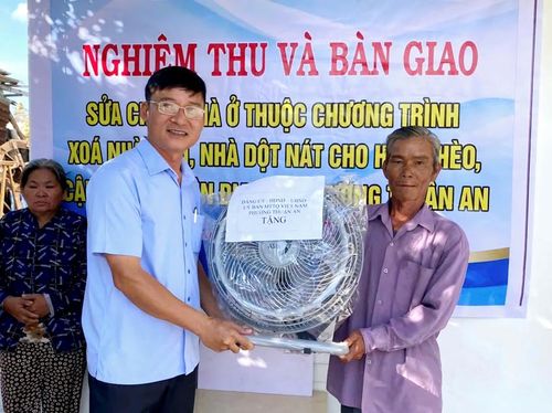 Phường Thuận An trao tặng quạt máy cho các gia đình nhân dịp bàn giao nhà