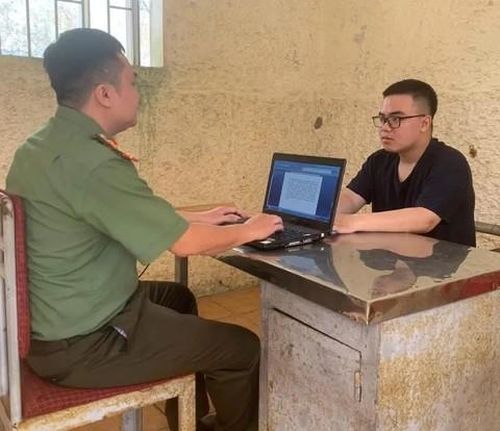 Hacker Trần Quang Huy tại cơ quan Công an