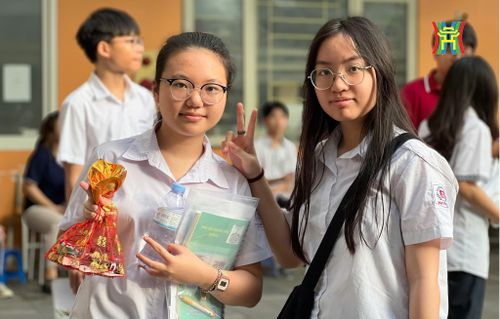 Các thí sinh tự tin bước vào kỳ thi lớp 10 vào sáng 7/6.