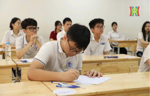 Để giảm áp lực cho học sinh, Hà Nội đã nâng tỷ lệ tuyển sinh vào các trường công lập lên khoảng 64%, tương đương gần 80.000 chỉ tiêu, tăng 3% so với năm học trước.