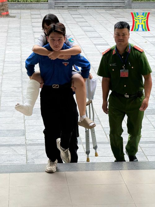 Một trường hợp đặc biệt tại điểm thi Trường THCS Dịch Vọng Hậu được các tình nguyện viên hỗ trợ để kịp thời tham gia kỳ thi.