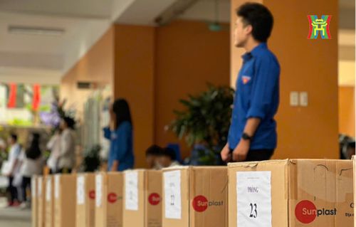 Các tình nguyện viên, thanh niên hỗ trợ thí sinh thi và công tác tuyển sinh.