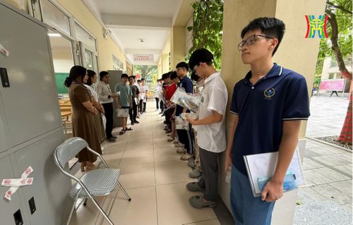 Thí sinh hồi hộp trước khi được gọi vào phòng thi.