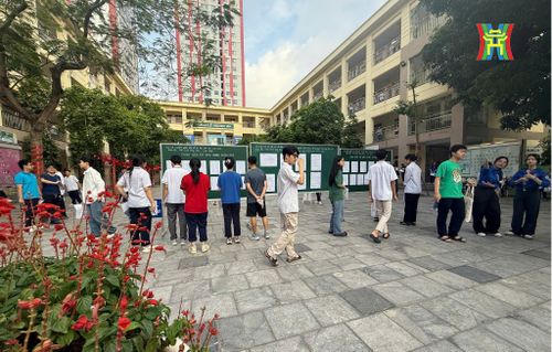 Từ 6h30, thí sinh có mặt tại điểm thi THCS Dịch Vọng Hậu, Cầu Giấy, Hà Nội để làm thủ tục.