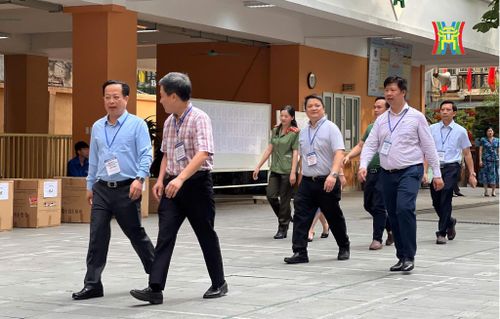 Đoàn của Ban chỉ đạo thi và tuyển sinh thành phố Hà Nội kiểm tra công tác coi thi tại điểm thi Trường THCS Ngô Sỹ Liên, quận Đống Đa.