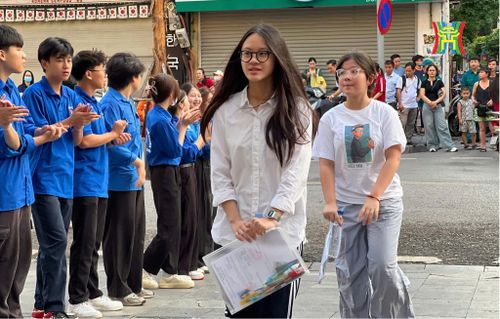 Những thí sinh đầu tiên có mặt tại điểm thi trường THCS Ngô Sĩ Liên, Hà Nội vào sáng 7/6.
