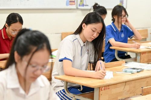 Thí sinh trước giờ thi môn Toán, tại điểm thi Trường THCS Ngô Sĩ Liên (quận Hoàn Kiếm). Ảnh: TTXVN
