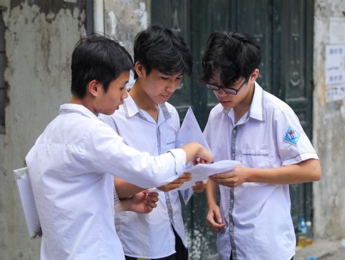 Các thí sinh tại điểm trường THCS Ngô Quyền (quận Hai Bà Trưng) trao đổi kết quả sau khi hoàn thành môn thi Ngoại ngữ chiều 7/6/2025. Ảnh: TTXVN