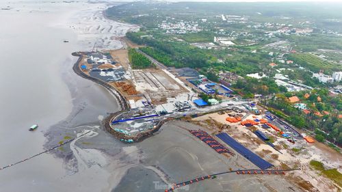 Phân khu B có diện tích hơn 659 ha, là khu ở, khu du lịch nghỉ dưỡng, khu công trình dịch vụ, công cộng đô thị (y tế, giáo dục, trụ sở cơ quan hành chính, thương mại dịch vụ, văn phòng...), khu cây xanh đô thị và khu đầu mối hạ tầng kỹ thuật và hệ thống hạ tầng kỹ thuật đô thị theo định hướng đô thị hiện đại và thông minh.