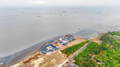Dự án Khu đô thị du lịch lấn biển Cần Giờ được phê duyệt từ năm 2003 với tổng diện tích 856 ha thuộc xã Long Hòa gồm 2 khu: Khu du lịch 30/4 có diện tích 256 ha và khu du lịch lấn biển có diện tích khoảng 600 ha.