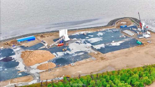 Tập đoàn Vingroup huy động hàng trăm máy móc, thiết bị để thi công dự án.