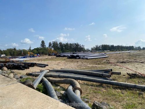 Ông Nguyễn Việt Quang - Phó Chủ tịch kiêm Tổng Giám đốc Tập đoàn Vingroup cam kết: “Chúng tôi xác định, phát triển đô thị tại Cần Giờ không thể đi theo lối mòn cũ mà cần mang một cách tiếp cận hoàn toàn mới, kết hợp hài hòa và cân bằng giữa phát triển và bảo tồn, nơi sự hiện đại và thiên nhiên cộng hưởng với nhau để nâng cao chất lượng sống của con người". 