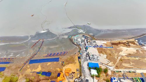 Đáng chú ý, công trình hỗn hợp nhóm nhà ở và dịch vụ ký hiệu C3-30 - công trình điểm nhấn chính là tháp biểu tượng cao 108 tầng nằm ở khu vực mũi Hải Đăng trục đường - công trình hỗn hợp thương mại, dịch vụ, văn phòng, khách sạn có thể quan sát được mọi vị trí của khu đô thị. Đây là tổ hợp công trình vừa có chiều cao ấn tượng, vừa có thiết kế kiến trúc hiện đại, mang tính biểu tượng cho toàn đô thị.