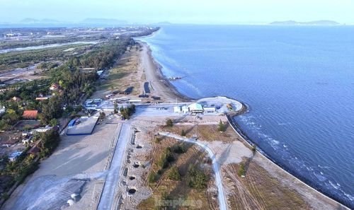 Tâm điểm là “Nhà hát Sóng Xanh - Blue Waves Theatre” với kiến trúc độc đáo do công ty tư vấn thiết kế nổi tiếng Gensler thiết kế. Công trình có quy mô lên tới 7 ha.